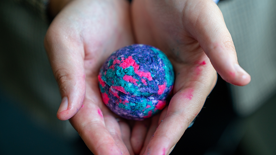 Making a galaxy bath bomb