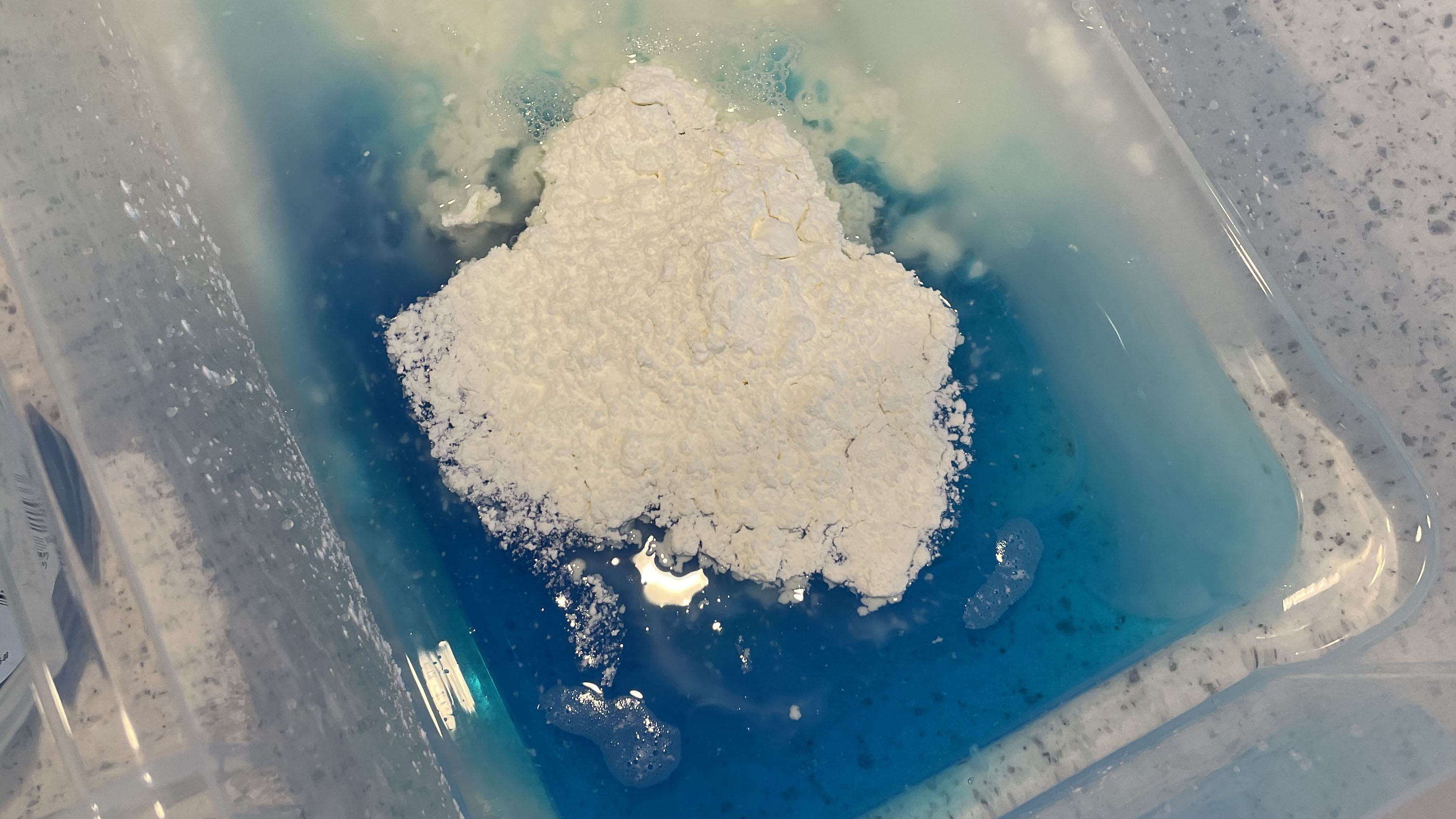 Add the dish detergent, cornstarch and food coloring to water