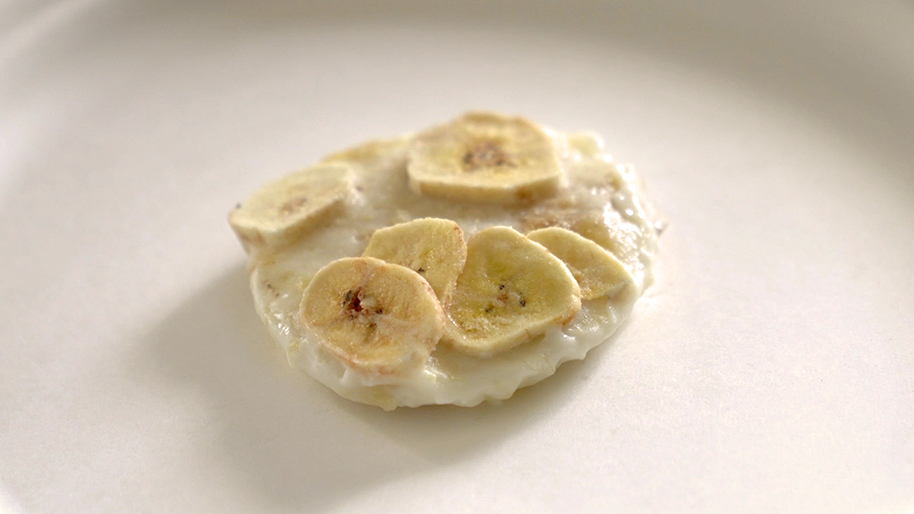 Frozen yogurt banana bites